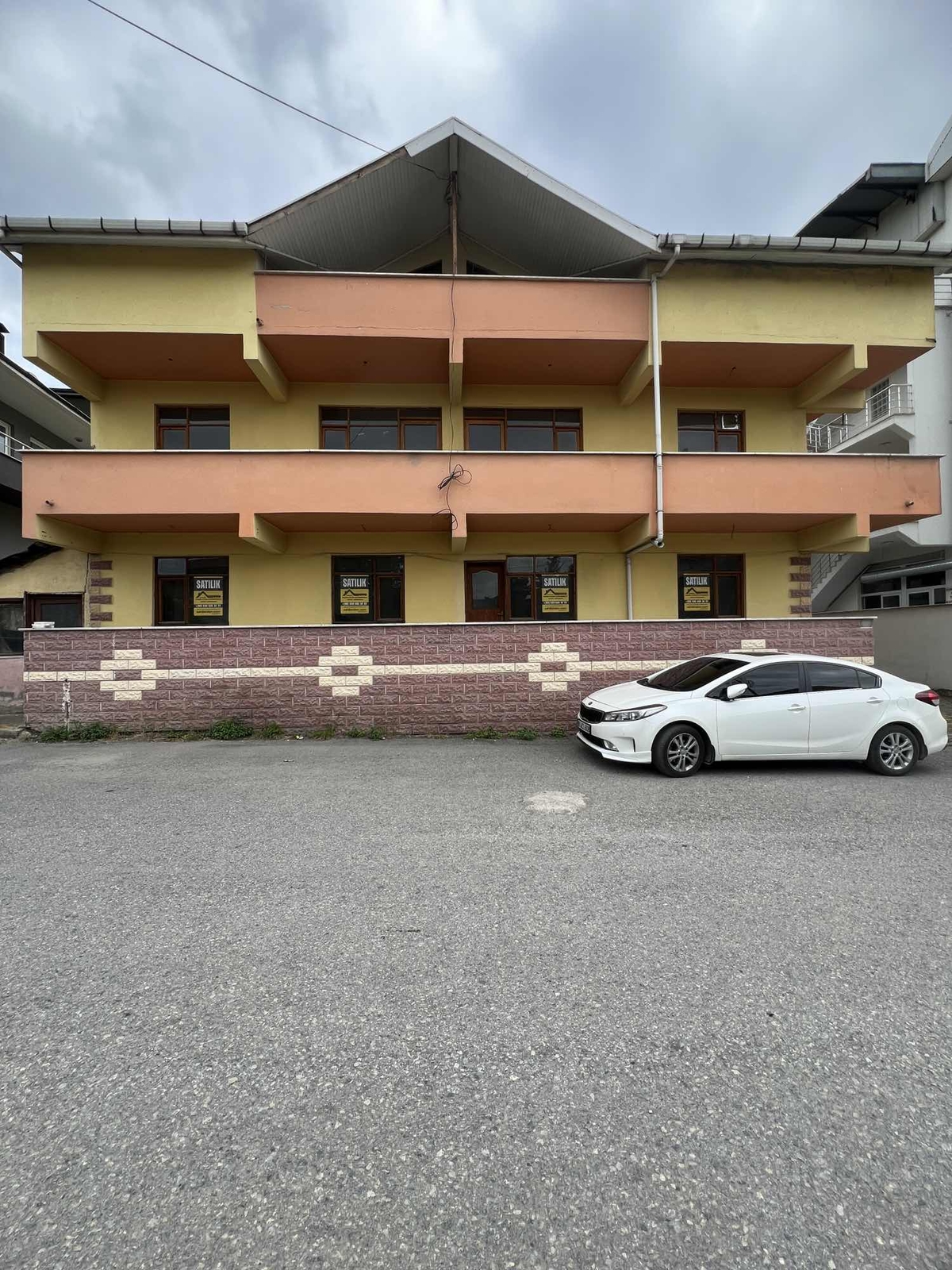 RUŞEN AYDIN GAYRİMENKUL, KAYNAŞLI MERKEZDE SATILIK ARSA ve BİNA